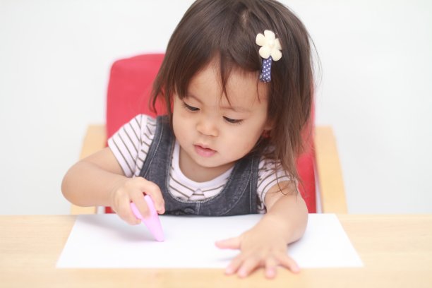 日本女孩在画画(1岁)图片下载