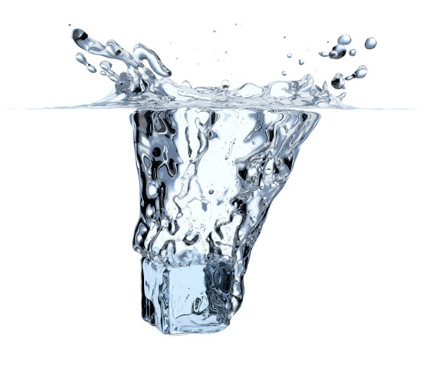 冰块掉到水里图片下载