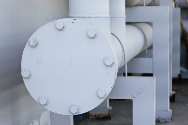 带法兰、螺柱、螺栓的饮用水管道图片下载