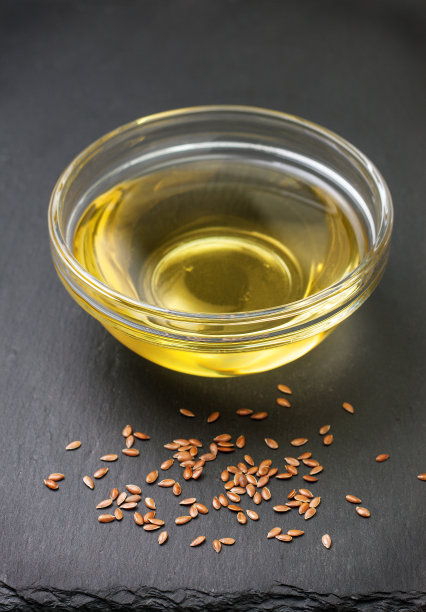 玻璃碗里的亚麻籽油图片下载