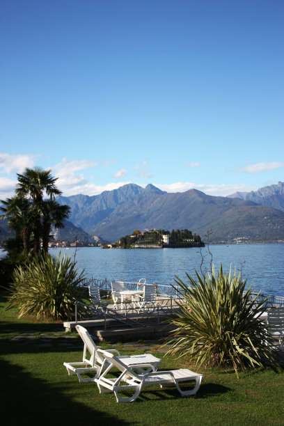 在意大利的斯特雷萨，蓝天下的马焦雷湖度假图片下载