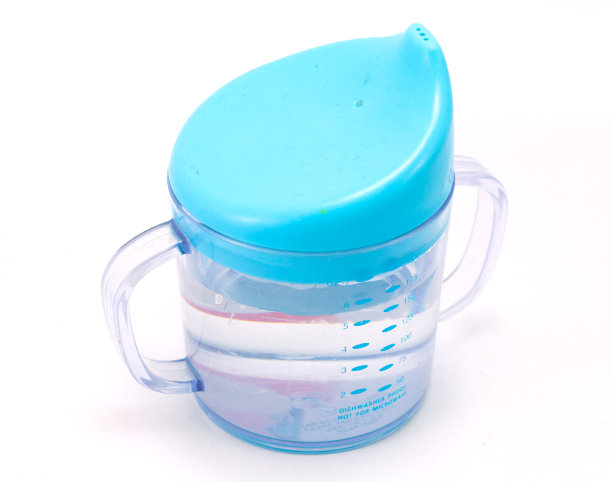 蓝色婴儿吸管杯孤立在白色背景图片下载
