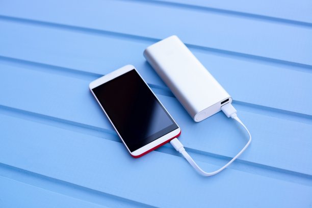 Powerbank充电的智能手机素材图片