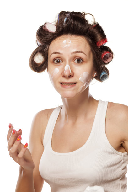 一个脸上涂着奶油卷的年轻女人图片下载