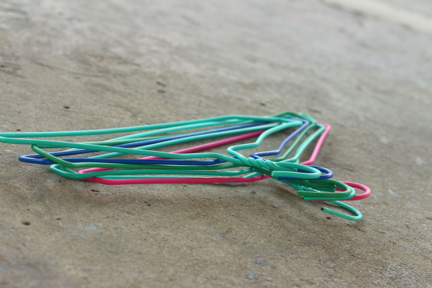 彩色衣架在灰色背景上衬衫。图片下载