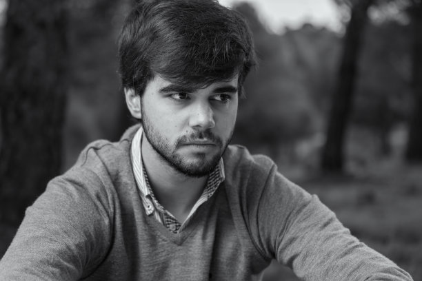 年轻人的特写肖像图片下载