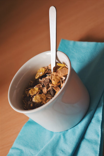 早餐麦片在碗里图片下载