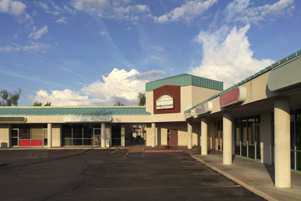 废弃的商业中心图片下载