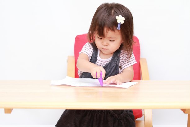 日本女孩在画画(1岁)图片下载