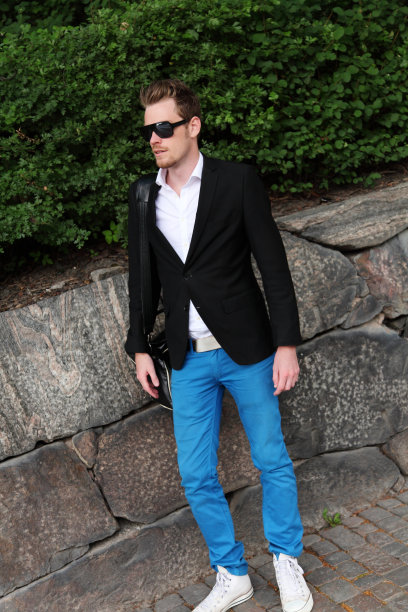 人站在外面图片下载