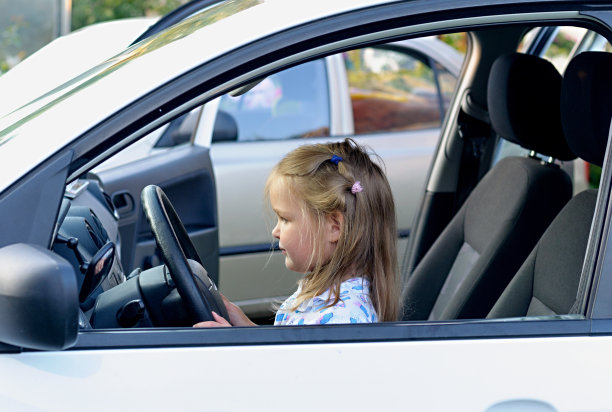 小女孩坐在车里。图片下载