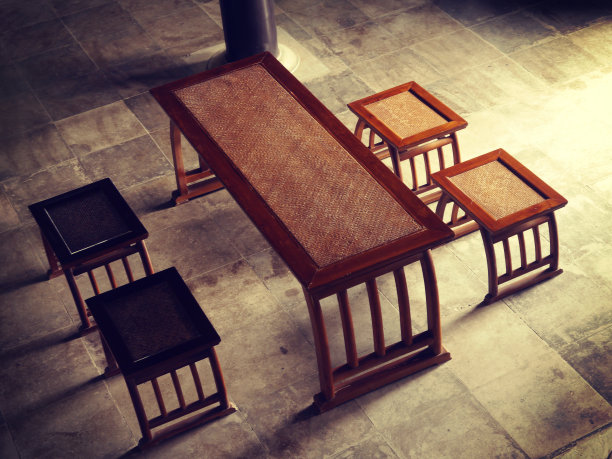 房间里的旧桌椅有复古的滤镜效果图片下载