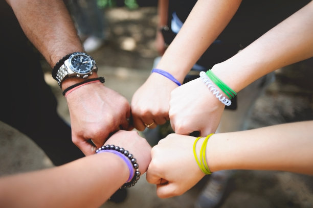 不同的人把手放在户外的中心图片下载