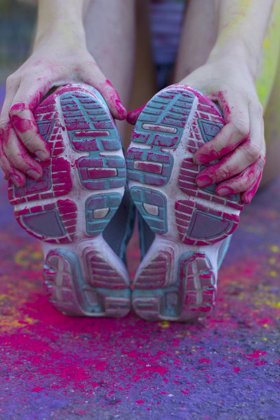女手里拿着她的鞋，上面沾满了彩粉图片下载