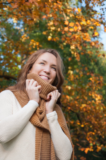 秋天公园里年轻时尚的女人图片下载