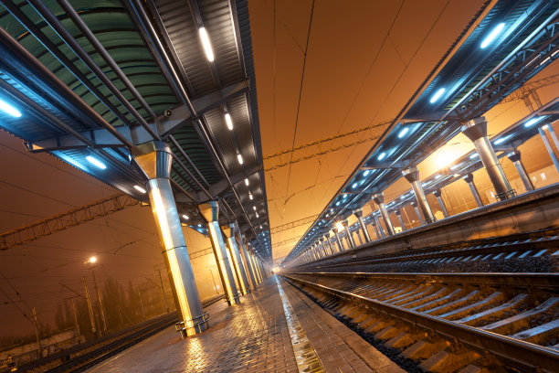 晚上在火车站。雾中的火车站台。铁路图片下载