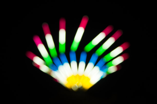 彩色光旋转与黑色背景图片下载