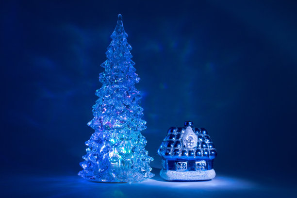 圣诞树闪烁的影子，北极光的房子童话图片下载