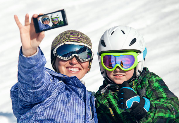 母子在滑雪场自拍图片下载