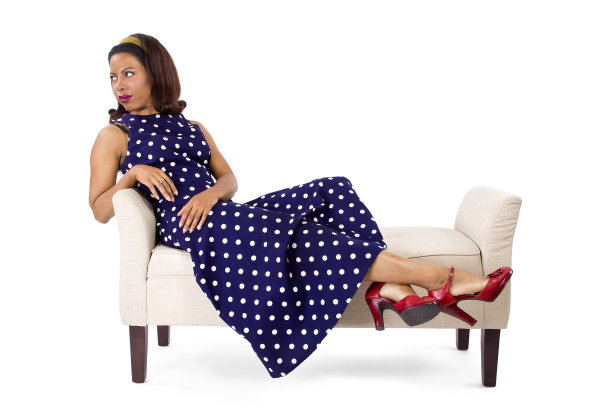 复古风格的女人躺在躺椅上图片下载