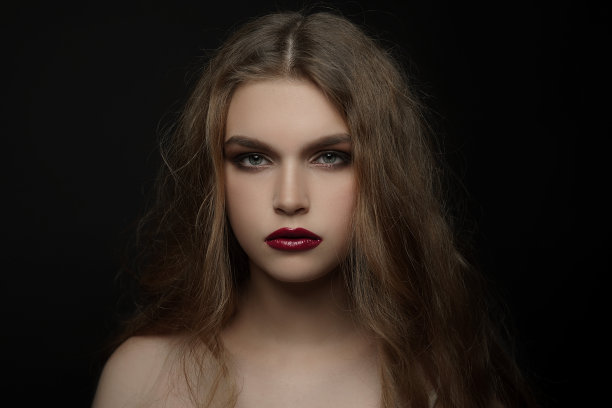 漂亮的年轻女孩，时尚的妆容，自然的头发，红唇图片下载
