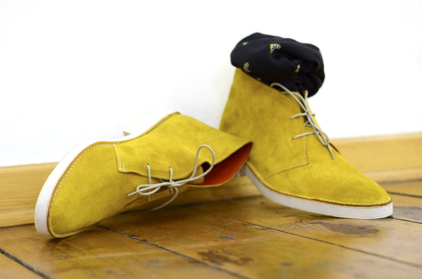 天鹅绒黄人鞋图片下载