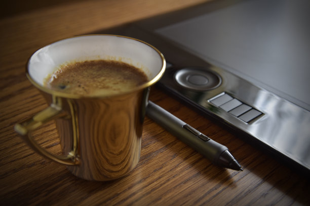 咖啡放在设计师的桌子上图片下载