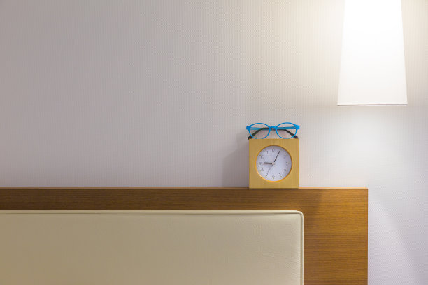 床头板，眼镜，小钟，和头顶灯，图片下载