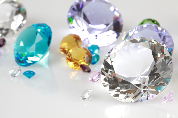 白色背景上耀眼的钻石图片下载