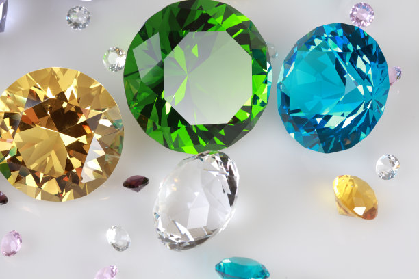 白色背景上耀眼的钻石图片下载