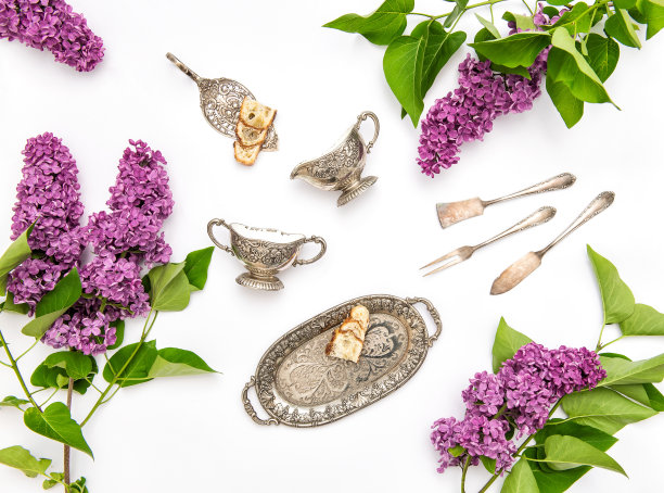 淡紫色的花。咖啡、茶、蛋糕等物品。平躺图片下载