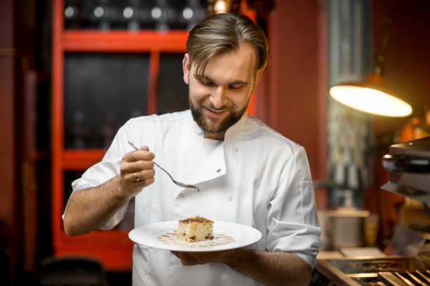 厨师用巧克力粉装饰芝士蛋糕图片下载