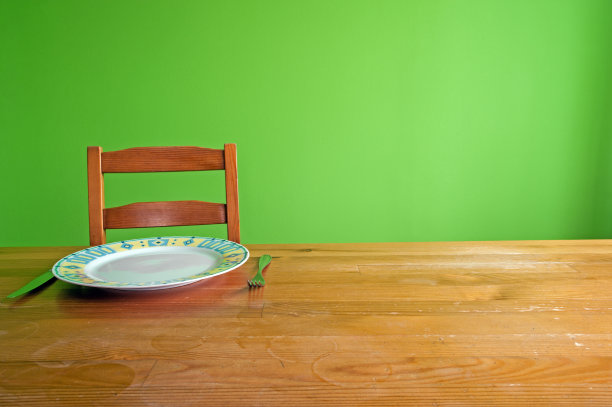 在桌子后面图片下载