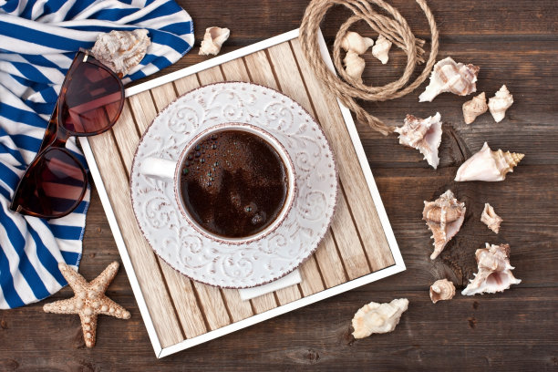 木制背景的太阳镜沙滩用品图片下载