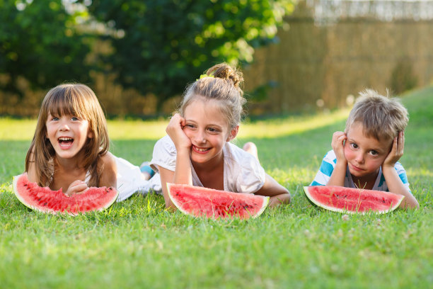 孩子和西瓜图片下载