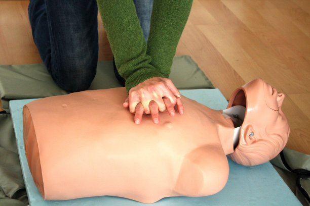 假人心肺复苏训练图片下载