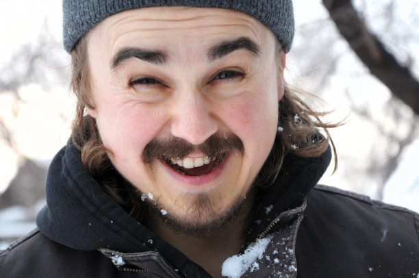 男人的肖像在雪中微笑图片下载