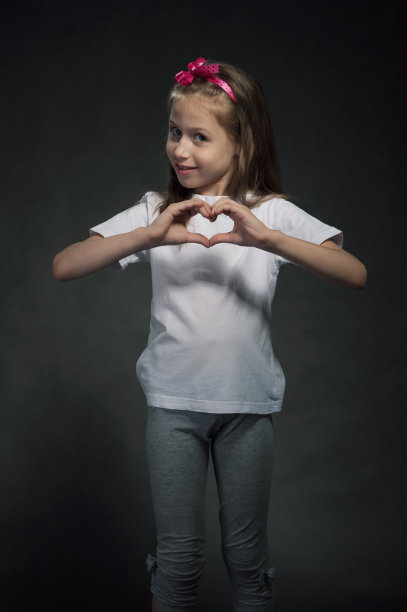 可爱的女孩显示心形标志图片下载
