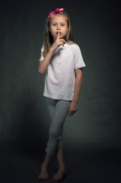 小女孩做着安静的手势图片下载