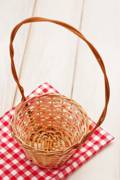 野餐桌上的篮子图片下载