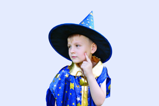 男孩装扮成占星家图片下载