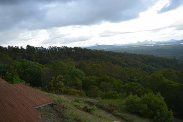游泳池甲板俯瞰山脉。图片下载