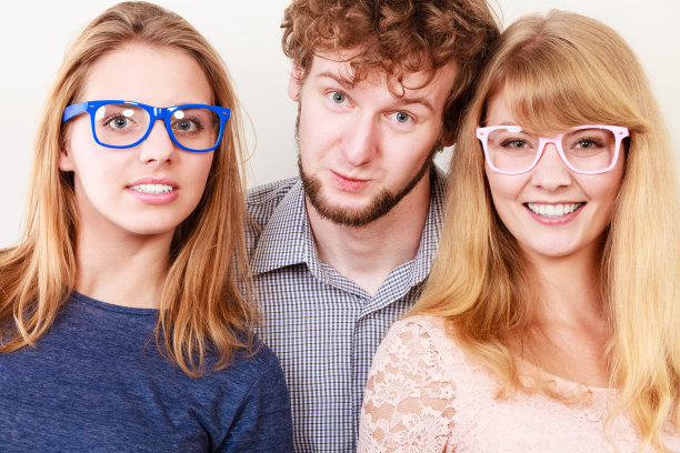 快乐的朋友，戴眼镜的男人和女人。图片下载