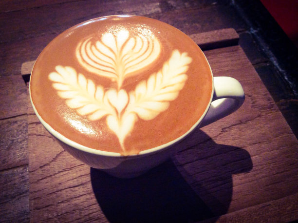 一杯热拿铁或卡布奇诺，复古过滤效果图片下载