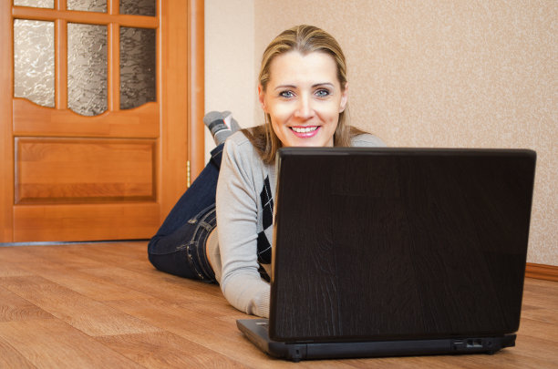 拿着笔记本电脑的女人图片下载