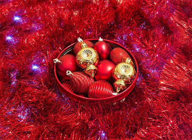 红色和黄色的圣诞装饰物闪闪发光的背景，选择性的焦点图片下载