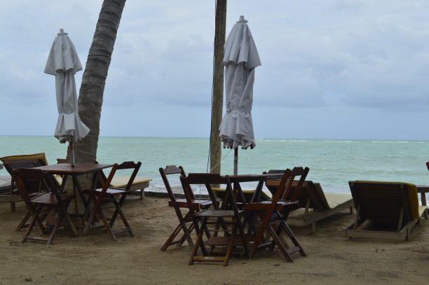 海边的桌子和椅子图片下载