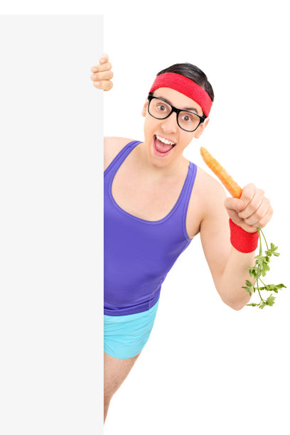 穿着运动服的书呆子在面板后面吃胡萝卜图片下载