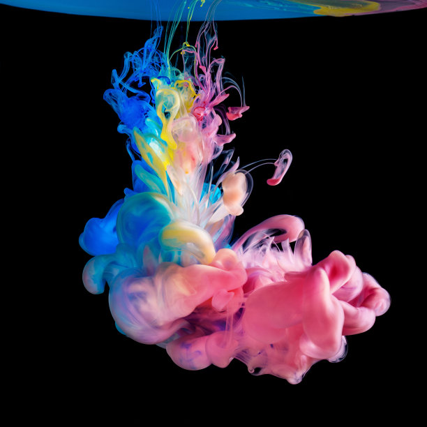 黑色背景上的彩色墨水图片下载