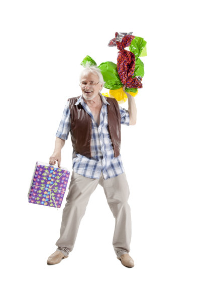 老人拿着糖果和礼品袋图片下载